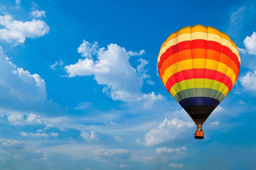 letící horkovzdušný balon